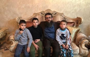 القيادي عدنان مع أطفال المعتقلة السياسية سهى جبارة