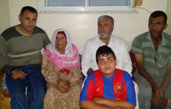 الجدة آمنة وابنها يوسف وحفيدها سامي