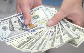 اقتصاد القطاع يعتمد بشكل أساسي على رواتب الموظفين (أرشيف)