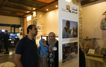 جانب من معرض صور الصليب الأحمر بغزة اليوم (الأناضول)