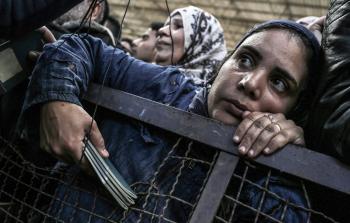 جانب من العمل عبر معبر رفح (أ ف ب)