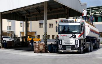 جانب من إدخال الوقود القطري لغزة أمس (أ ف ب)