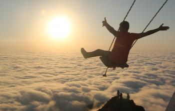 أرجوحة فوق السحاب.. في ريزة التركية (الأناضول)