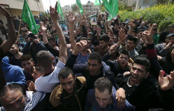 صورة أرشيفية لجنازة الشهيد مازن فقها (أ ف ب)