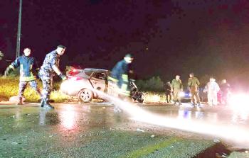 عناصر من الأجهزة الأمنية يشاركون في تنظيف مكان العملية 