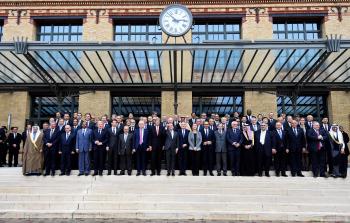 صورة جماعية لوزراء الخارجية وممثلي 70 دولة في ختام مؤتمر باريس (أ ف ب)