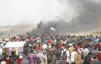 جماهير غفيرة تتظاهر على الحدود الشرقية لخانيونس أول من أمس (تصوير / رمضان الأغا)