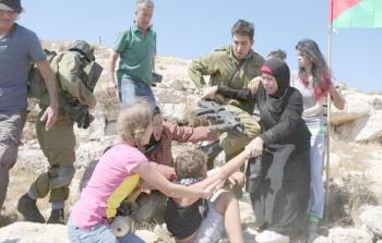 جنود من جيش الاحتلال يعتدون على أفراد من عائلة التميمي (أرشيف)