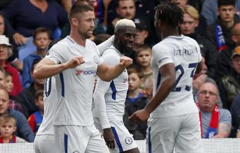 لاعبو تشيلسي في مباراة سابقة له (أ ف ب)