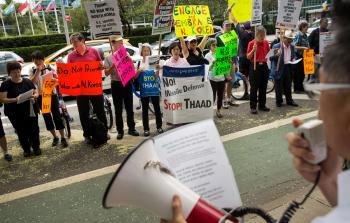 متظاهرون ضد العقوبات الأميركية على كوريا الشمالية (أ ف ب)