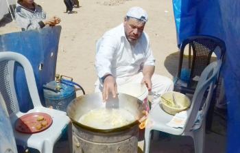 الجريح عبد الكريم غراب يصنع الفلافل على الحدود الشرقية للقطاع ضمن فعاليات مسيرة العودة (فلسطين)