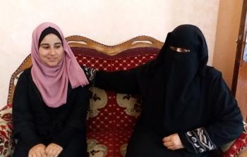 رندة عطا الله (يساراً)