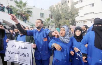 تواصل احتجاج عمال النظافة للمطالبة بحقوقهم في غزة أمس  (تصوير/ ياسر فتحي)