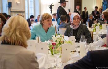 رئيسة وزراء المانيا تشارك المسلمين افطارهم