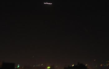 صورة تظهر تصدي الدفاعات السورية لصواريخ الاحتلال (سانا)