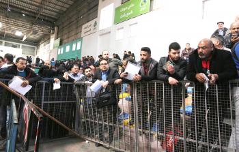 مواطنون ينتظرون دورهم في السفر بصالة (أبو يوسف النجار) - تصوير / ياسر فتحي