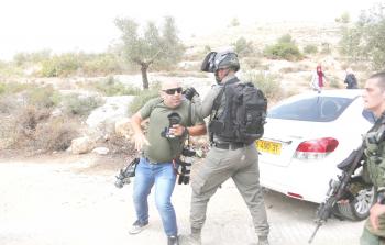 قوات الاحتلال تعتدي على الصحفيين أثناء عملهم في الضفة الغربية أمس (الأناضول)