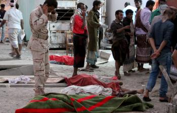 صورة أرشيفية لضحايا هجوم يوم السبت في عدن - (أ ف ب)