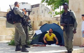 الشاب إبراهيم خليل في خيمته أمام أبواب الأقصى