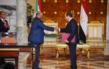 الرئيسان المصري والسوداني خلال لقاء سابق بينهما (أرشيف)