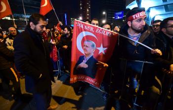 متظاهرين أتراك خلال مظاهرة أمام السفارة التركية في هولندا (أ ف ب)