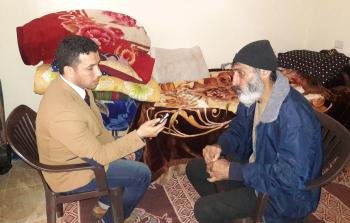 والد المفقود المجدوب (يميناً) خلال حديثه مع مراسل 