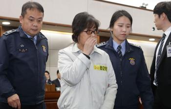 تشوي سون-سيل (وسط) أثناء محاكمتها في فضيحة الفساد الكورية الجنوبية (أ ف ب)