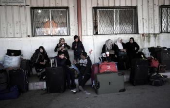 مواطنون أثناء انتظار دورهم في السفر عبر معبر رفح - (أ ف ب)