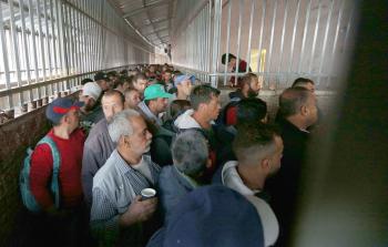 عمال الداخل المحتل على أحد الحواجز الإسرائيلية (أرشيف)