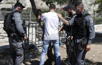 الاحتلال يعتقل أحد المواطنين (أ ف ب)