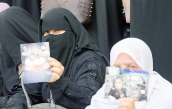 أهالي الشهداء يحملون صور ابنائهم خلال الاعتصام الأسبوعي لهم في غزة أمس (تصوير / ياسر فتحي)
