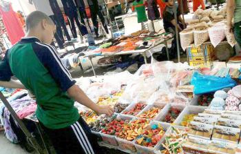 الأوضاع الاقتصادية الصعبة التي يمر بها القطاع جعلت الإقبال ضعيفاً على شراء مستلزمات العيد (أرشيف)