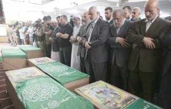 جانب من تأدية صلاة الجنازة على الشهداء في دير البلح أمس (تصوير / ياسر فتحي)