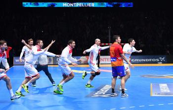 لاعبو كرواتيا يحتفلون بفوزهم على إسبانيا في مونديال اليد 2017 (أ ف ب)