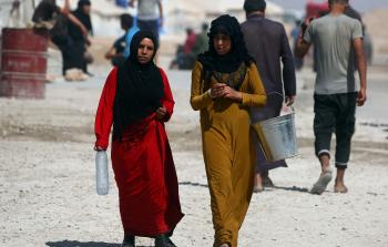 سوريات في أحد مخيمات اللجوء (أ ف ب)