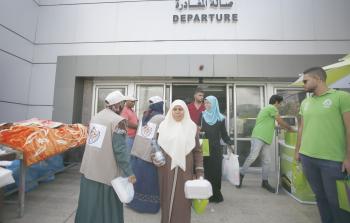 حجاج المكرمة خلال مغادرتهم قطاع غزة عبر معبر رفح أمس (تصوير/ رمضان الأغا) 