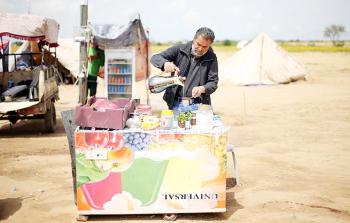 أحد الباعة المتجولين على الحدود الشرقية لمدينة غزة