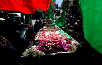 جانب من تشييع جثمان الشهيدة سماح مبارك (أ ف ب)