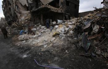 سوري يتفقد مبنى مدمر في حلب القديمة (أ ف ب)