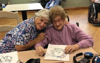 أم تعانق ابنتها للمرة الأولى منذ ولادتها قبل 79 سنة (أليوت لونسترن وصنداي تلغراف)