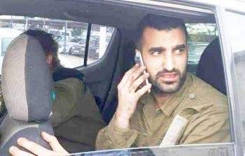 أحد الجنود عقب مهاجمته من قبل شبان فلسطينيين بعد دخوله جنين 