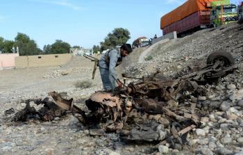 رجل أمن أفغاني يتفقد موقع تفجير سابق (أ ف ب)