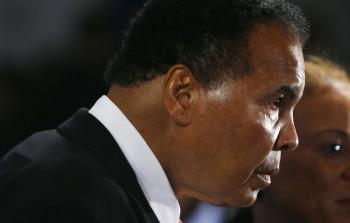 صورة أرشيفية الراحل محمد علي كلاي (يسار)