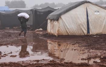 اللاجئون يفضلون العيش في مخيمات إدلب في ظروف سيئة على العودة إلى مناطق النظام 