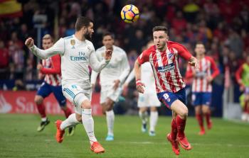 جانب من مباراة ريال مدريد وأتلتيكو مدريد (أ ف ب)