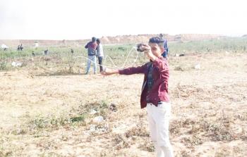 الشهيد الطفل محمد أيوب يلتقط 