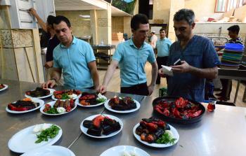 مطعم تركي يقدم الوجبات التقليدية (الأناضول)