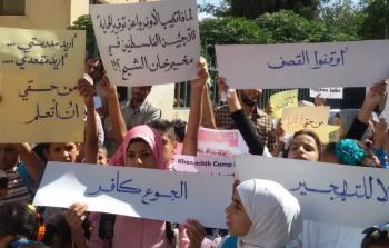 صورة أرشيفية لفلسطينيين يحتجون على معاناتهم في خان الشيح