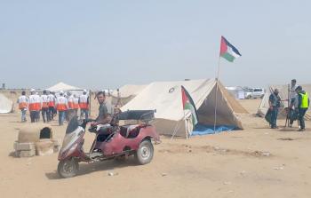 الشاب فادي أبو صلاح أمام خيمته على الحدود الشرقية لخانيونس 