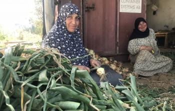 أم رامي أبو دية (يساراً) وأم يوسف غانم (يميناً)